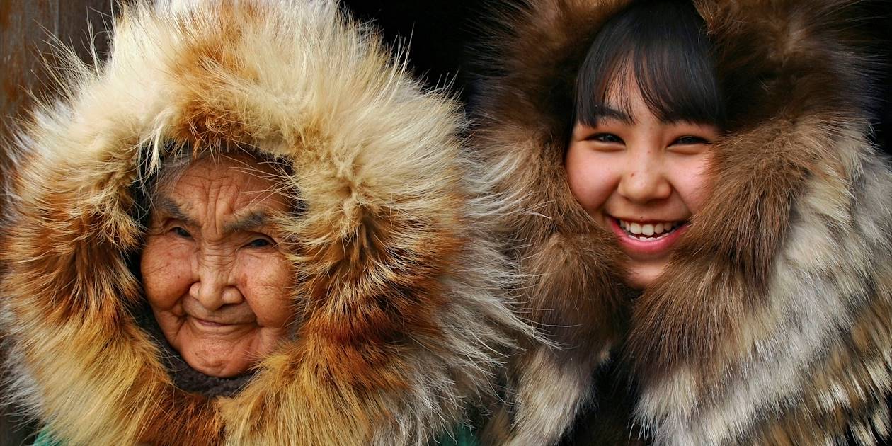 Grand-mère inuit et sa petite fille - Alaska - Etats-unis