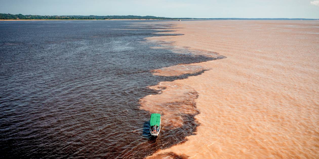 Rencontre des fleuves Rio Negro et Rio Solimoes - Amazonie - Brésil