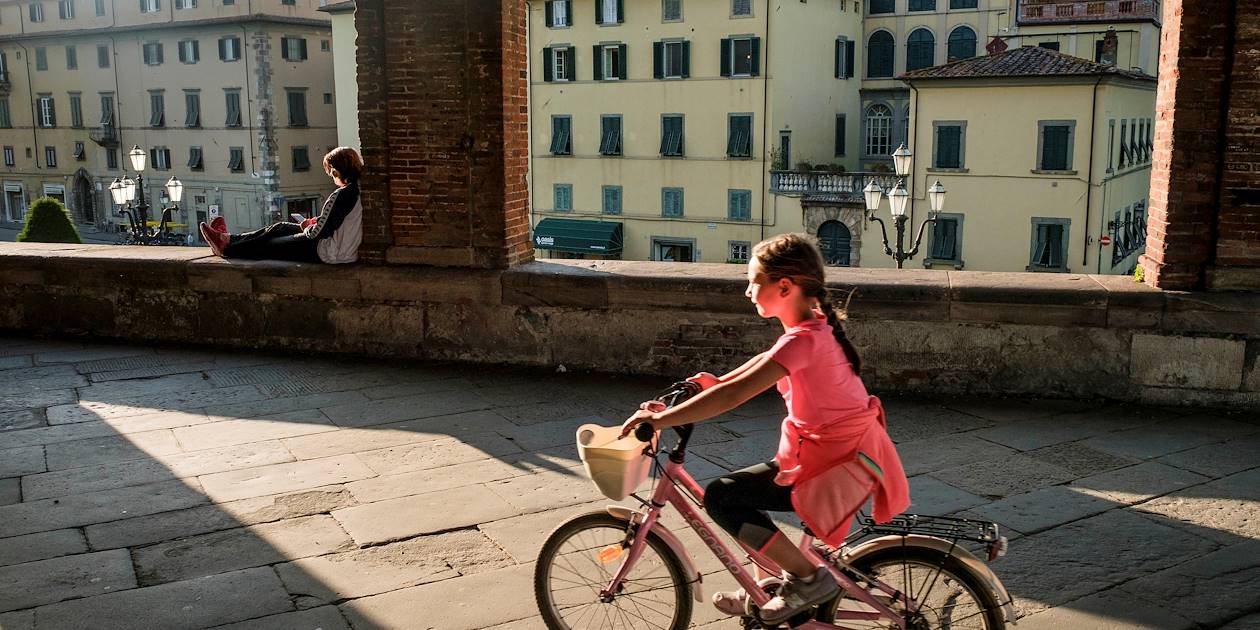 Balade à vélo sur les remparts de Lucca - Toscane - Italie