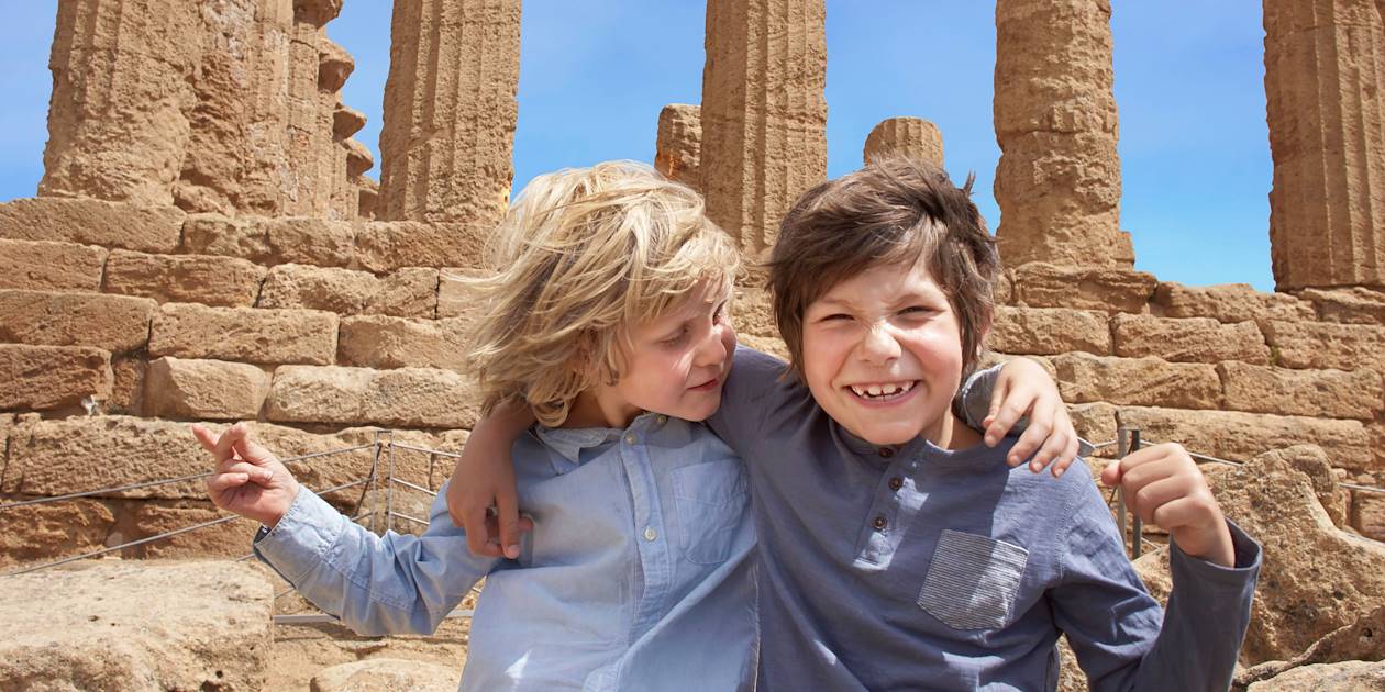 Enfants devant le Temple de la Concorde à Agrigente - Sicile - Italie