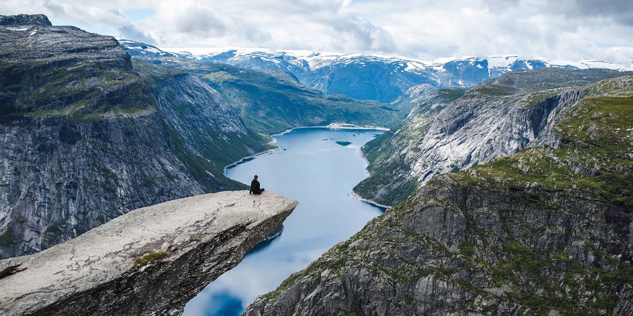 "Trolltunga", dominant la vallée de la région d'Hardangervidda - Odda - Norvège