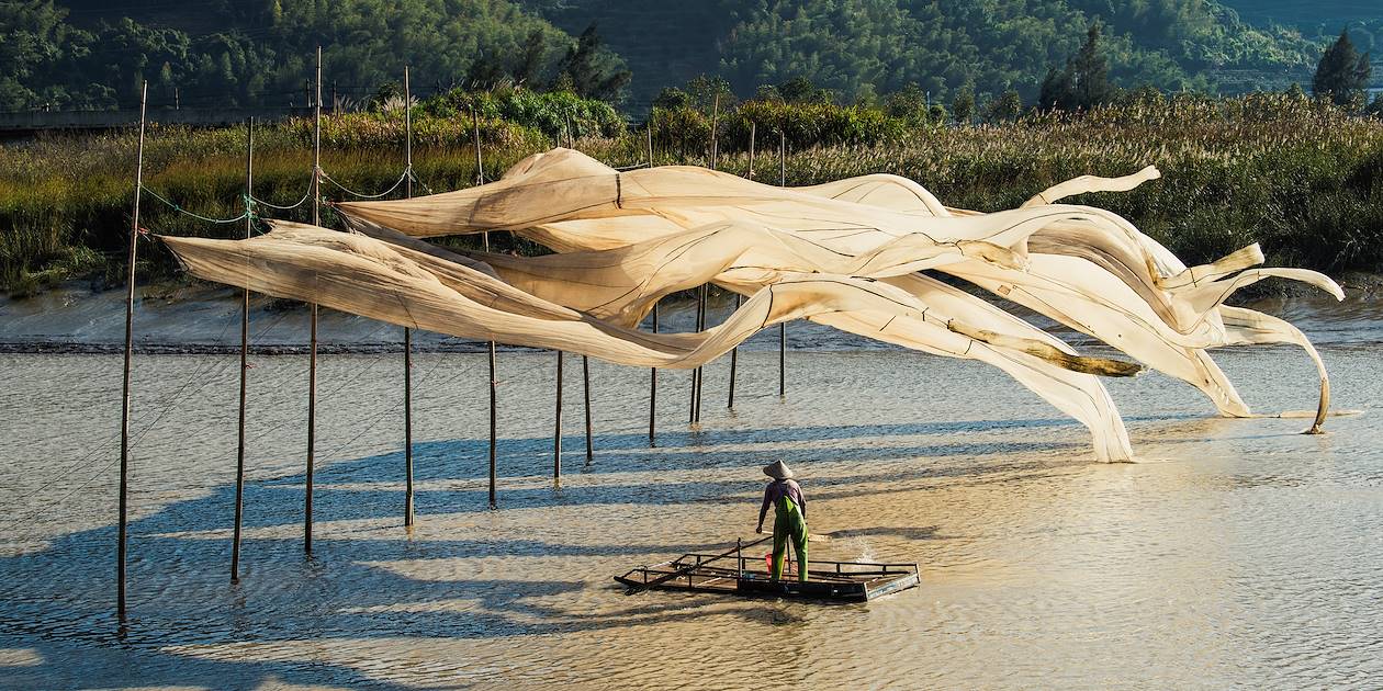 Voiles de bateaux qui sèchent au dessus d'un pêcheur - Xiapu - Chine