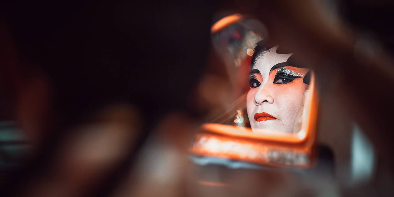 Maquillage dans les loges avant un spectacle d'Opéra (théâtre) traditionnel chinois - Chine