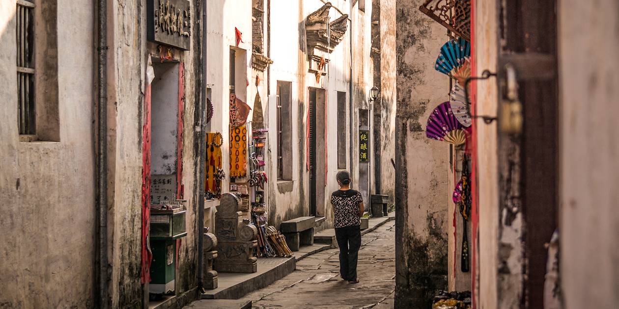 Scène de vie dans une rue de Hongcun - Chine