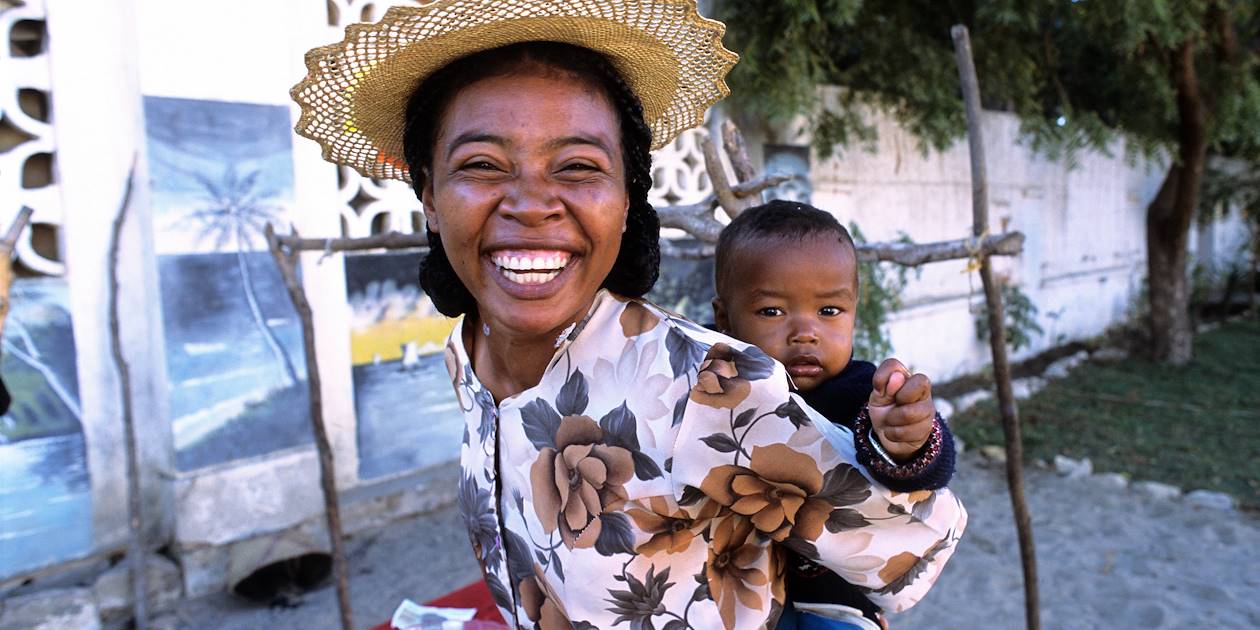Femme et son bébé - Tuléar - Madagascar