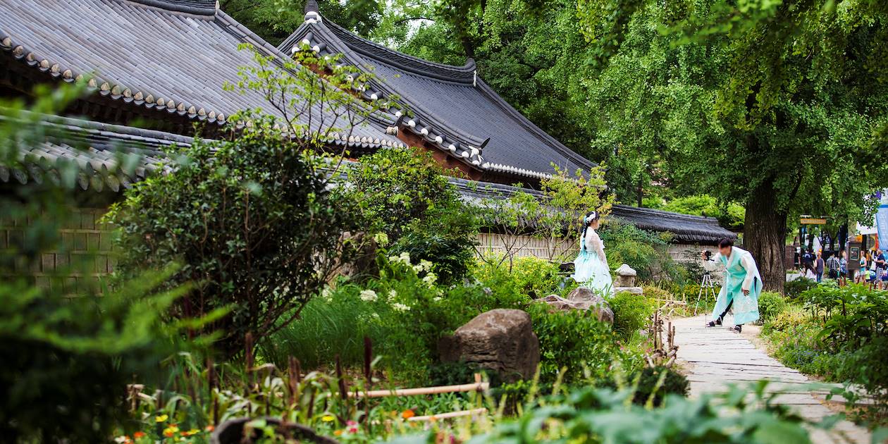 Couple en tenue traditionnelle dans un parc d'Hanok village à Jeonju - Corée du Sud