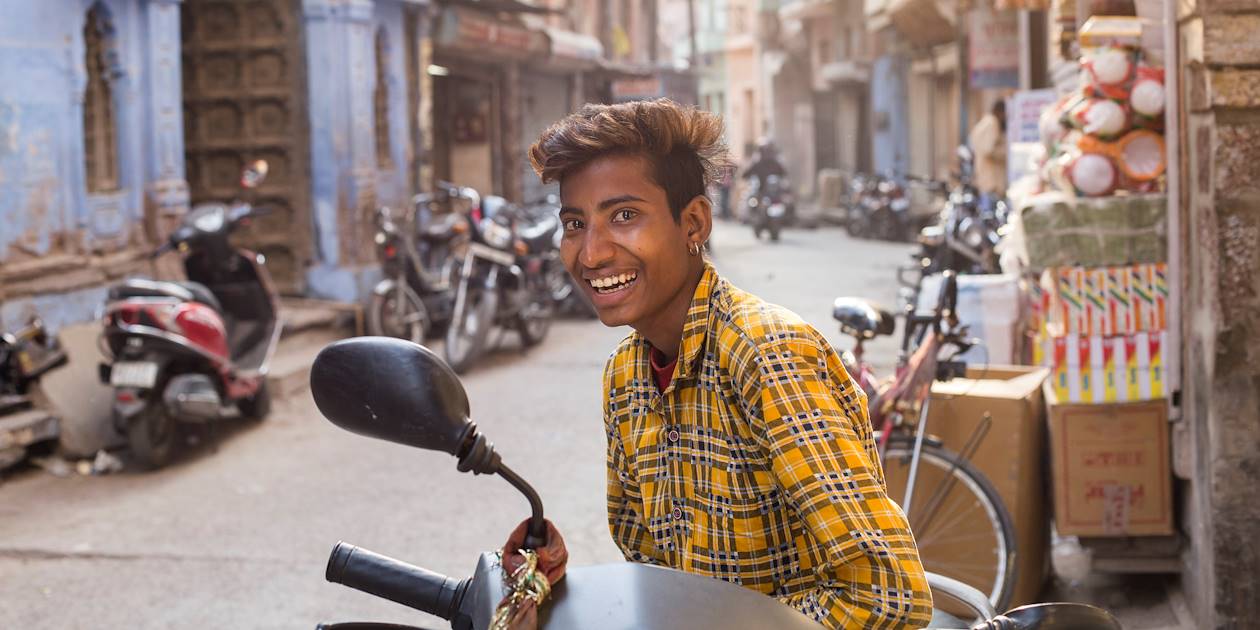 Portrait d'un jeune indien sur son scooter - Jodhpur - Rajasthan - Inde