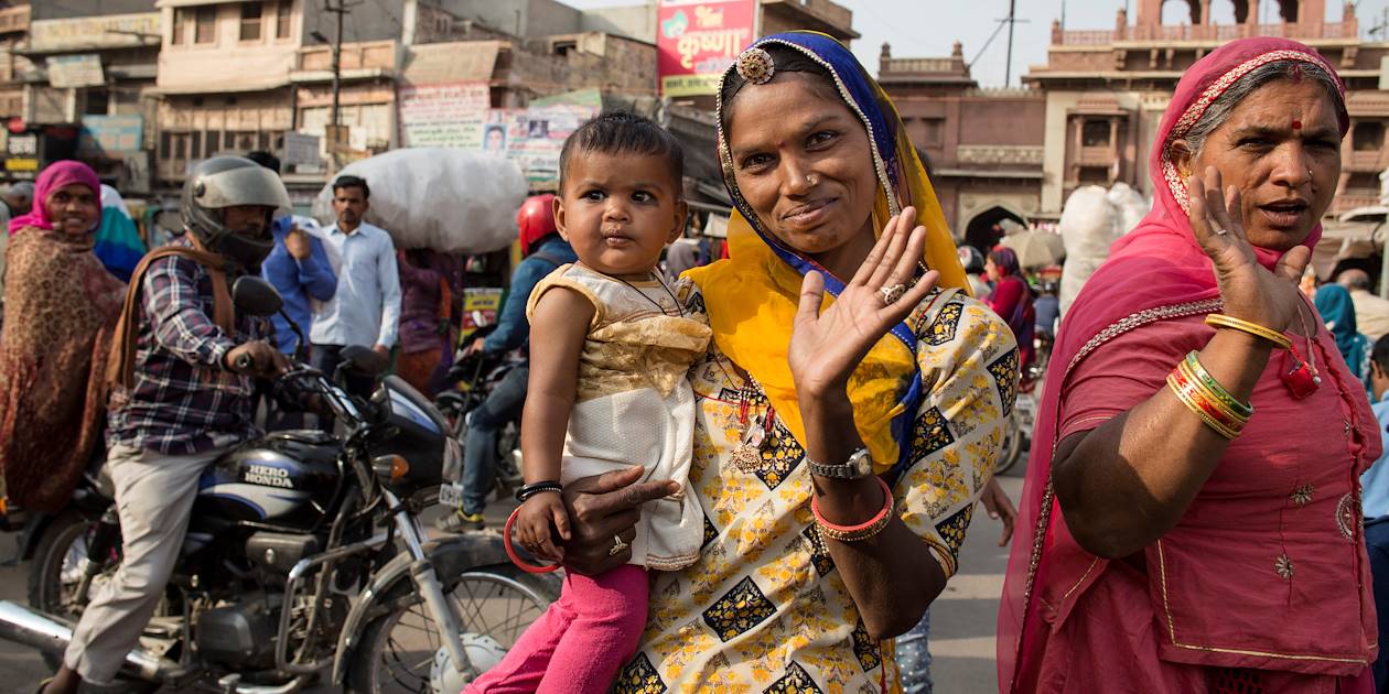 Portrait d'une indienne et son bébé sur le Sandar Market - Rajasthan - Inde