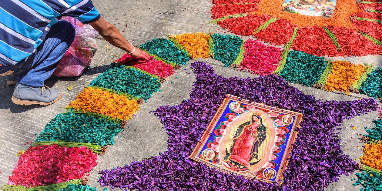 Préparation de la procession de la Semaine Sainte - Antigua - Guatemala