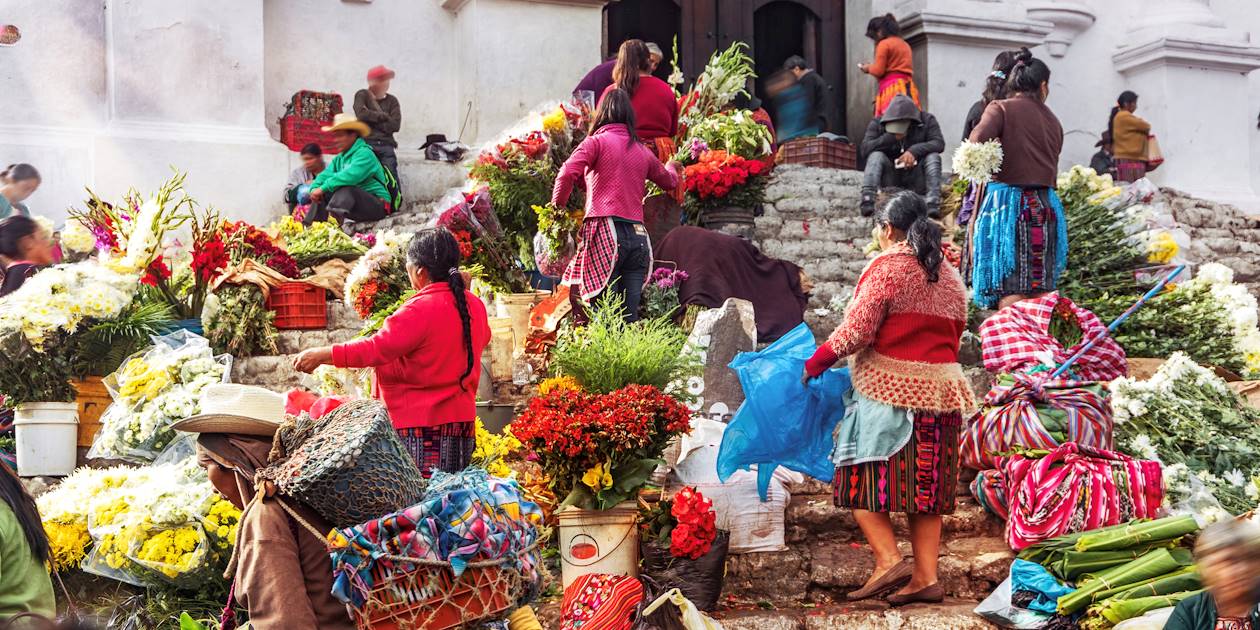 Marché aux fleurs sur les marches de l'église Santo Tomas - Chichicastenango - Guatemala 