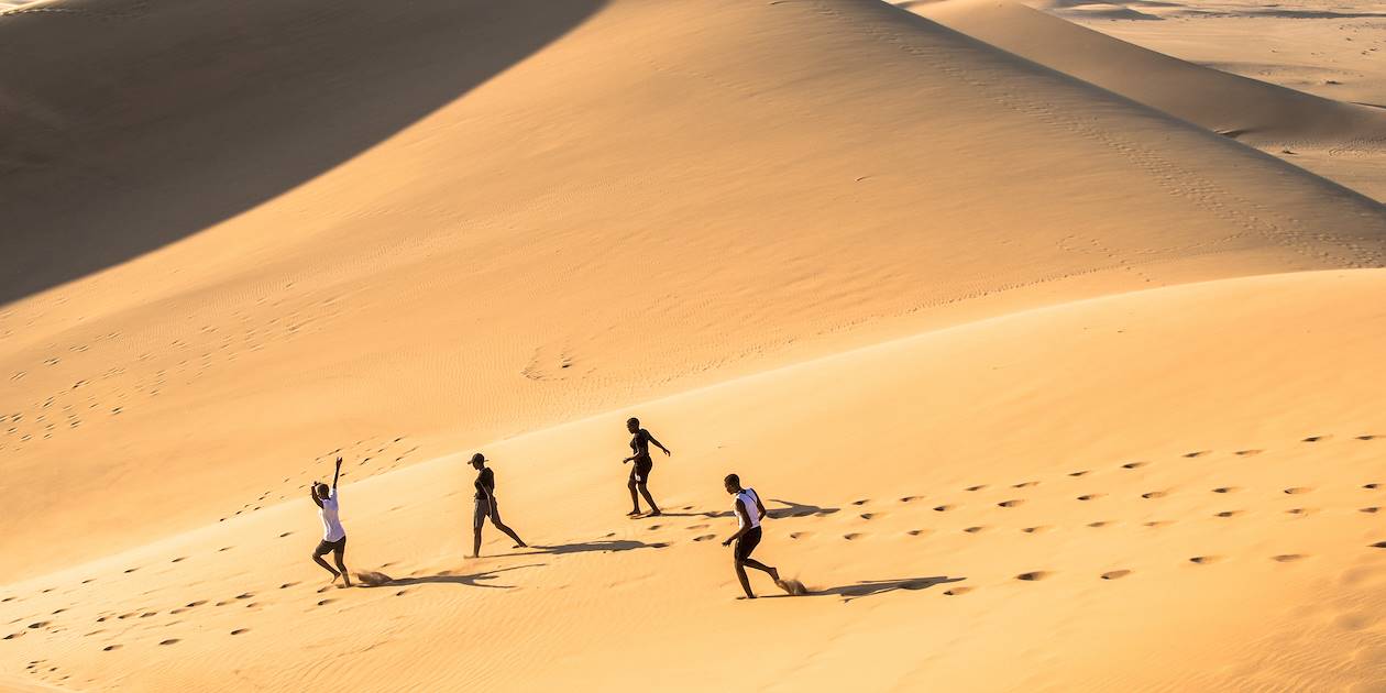Enfants jouant dans le désert - Mauritanie