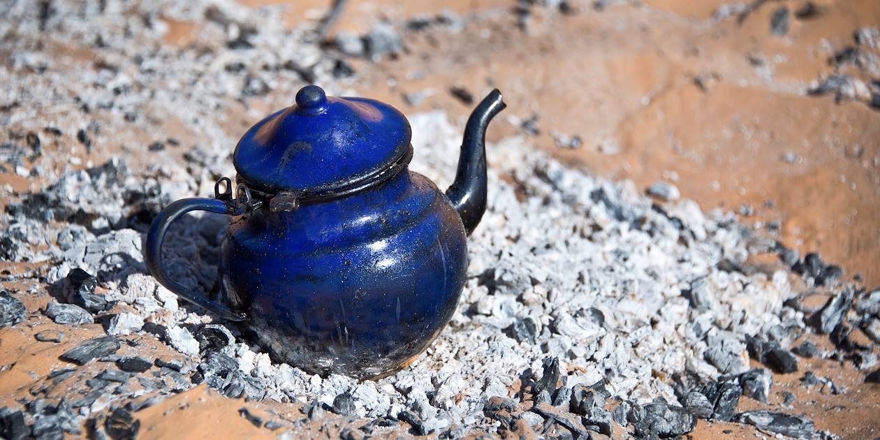 Préparation du thé dans le désert du Sahara - Mauritanie