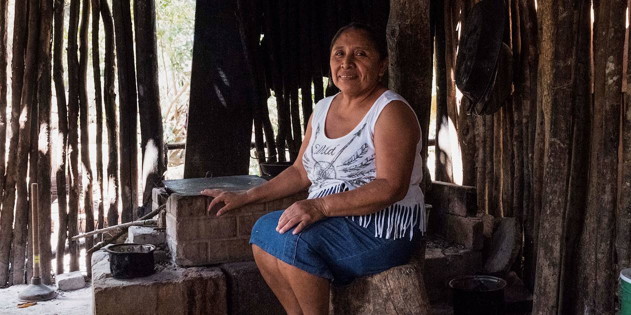 Portrait d'une femme maya dans sa maison - Yaxuna - Yaxcaba - Yucatan - Mexique