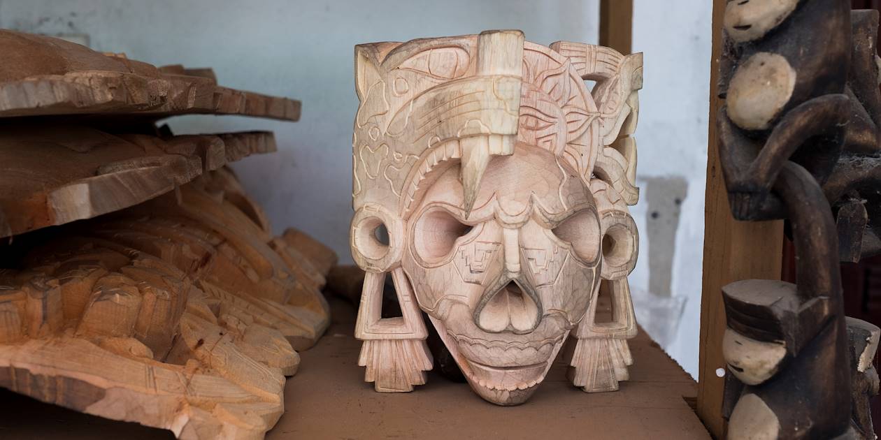 Artisanat du Belize : masques sculptés en bois