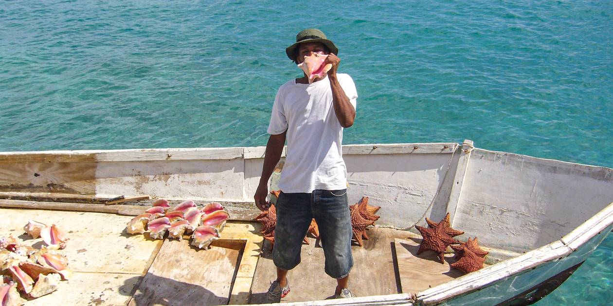 Pêcheur de conques à Nassau - Bahamas