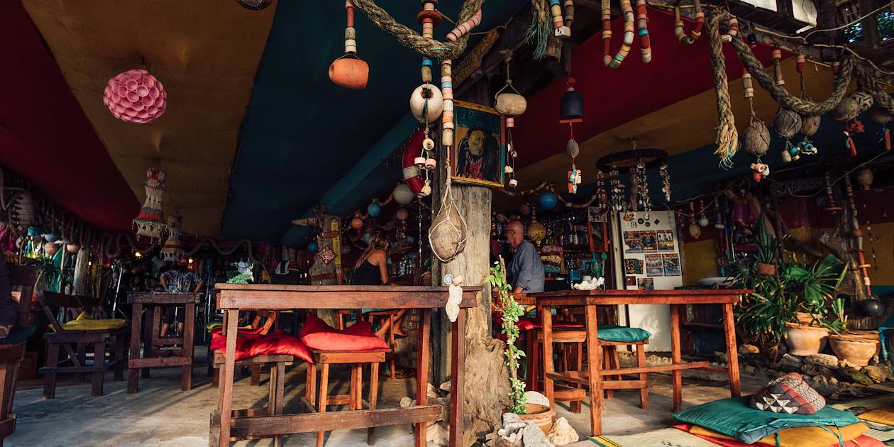 Scène de vie dans un bar sur une plage - Jamaïque