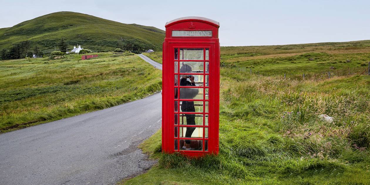 Cabine de téléphone rouge en pleine campagne - Angleterre - Royaume Uni