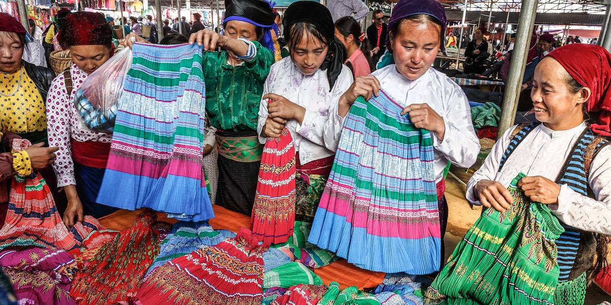 Femmes Hmong au marché à Dong Van - Province de Ha Giang - Vietnam