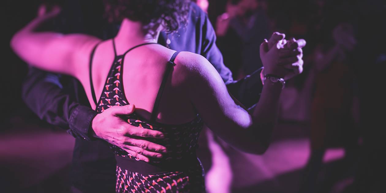 Couple dansant la bachata dans un bar - République Dominicaine