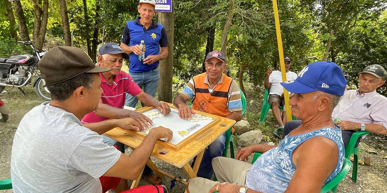 Hommes jouant aux dominos - République Dominicaine