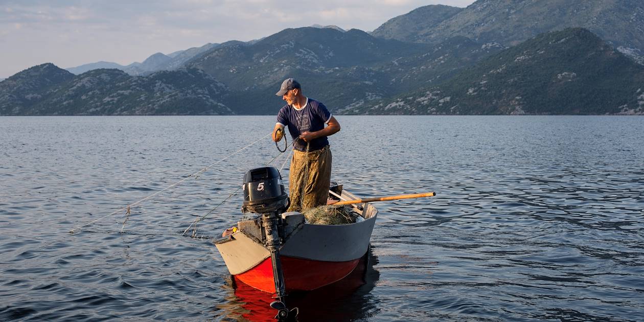 Pêcheur sur le lac de Shkodër - Albanie