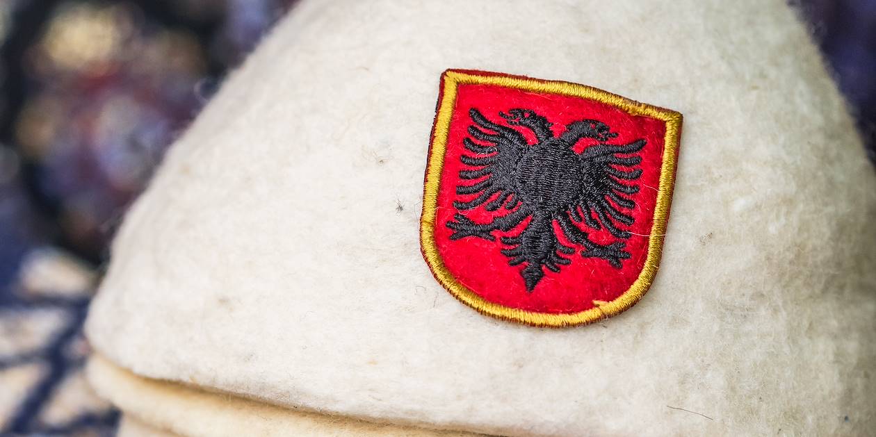 Qeleshe, chapeaux albanais sur le bazar de Kruja - Albanie