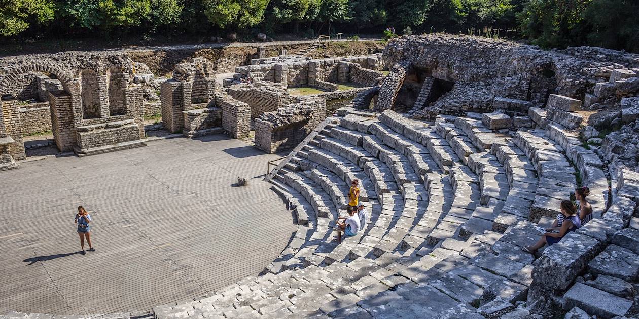 Amphithéatre dans les ruines archéologiques du parc national de Butrint - Albanie