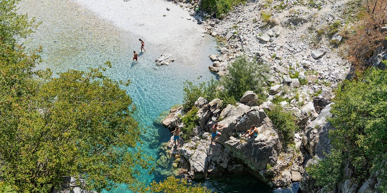 Baignade dans la vallée de Valbonë - Parc national de Theth - Albanie