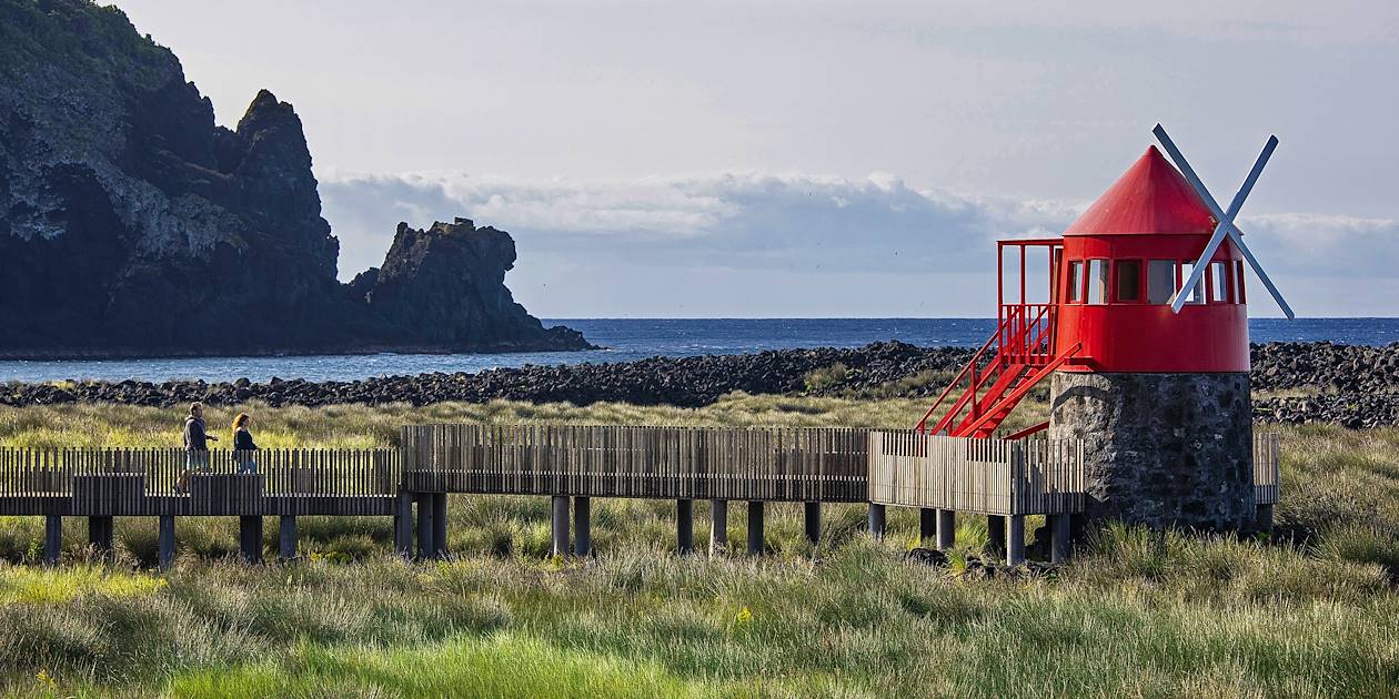 Moulin hollandais face à l'océan - Lajes do Pico - Île de Pico - Açores - Portugal