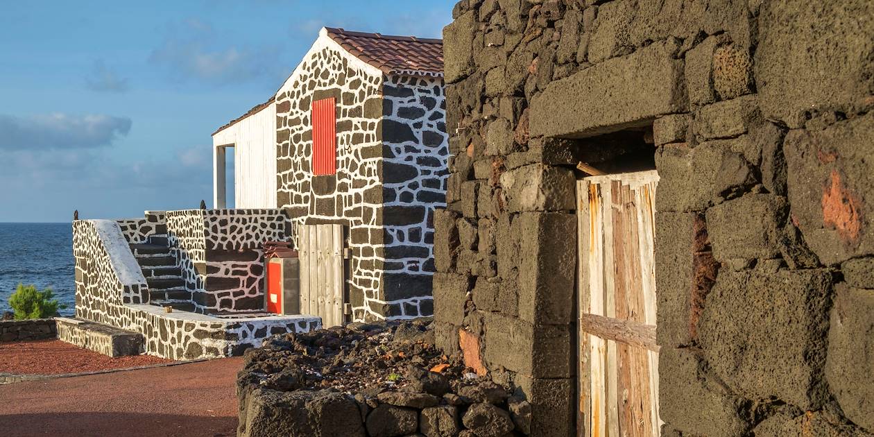 Maisons en pierre de lave dans le village de Lajido - Île de Pico - Açores - Portugal