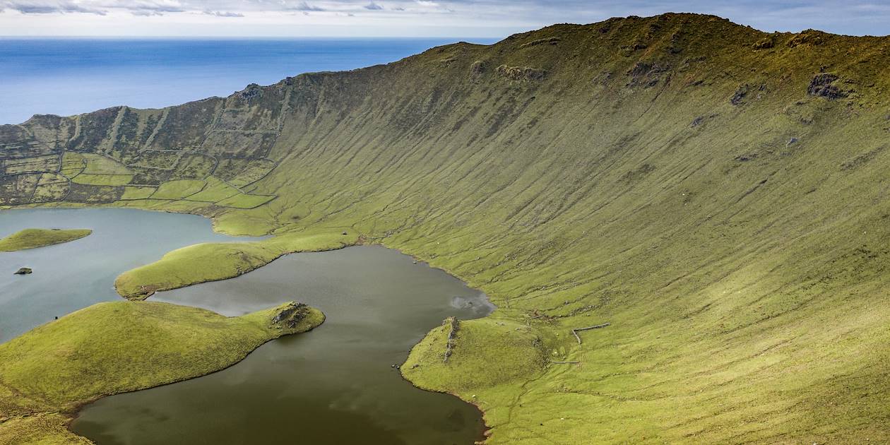 Cratère volcanique de l'île de Corvo - Açores - Portugal