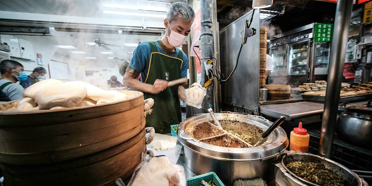 Street food dans un marché nocturne de Taipei - Taïwan