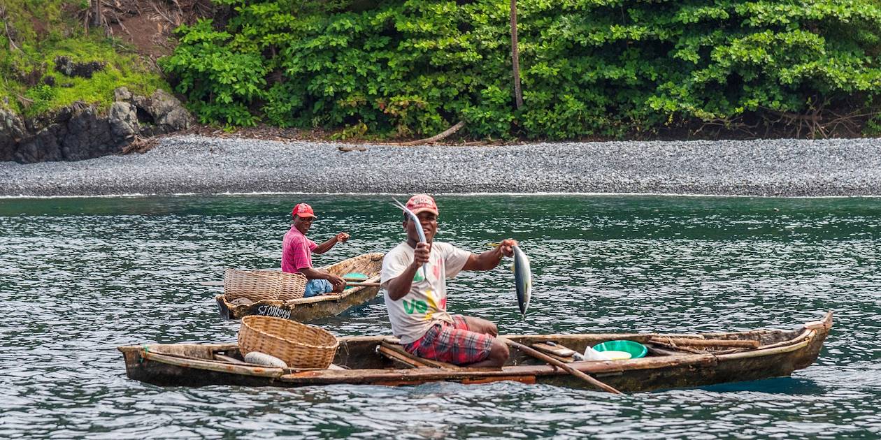 Pêcheurs montrant leurs poissons dans leur pirogue traditionnelle - Sao Tomé - Sao Tomé-et-Principe