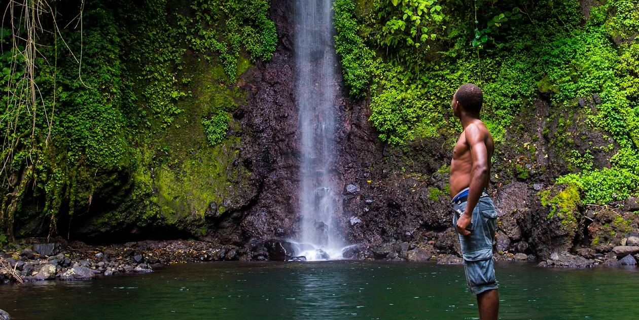 Homme face à la cascade Bombaim dans la jungle - Sao Tomé - Sao Tomé-et-Principe