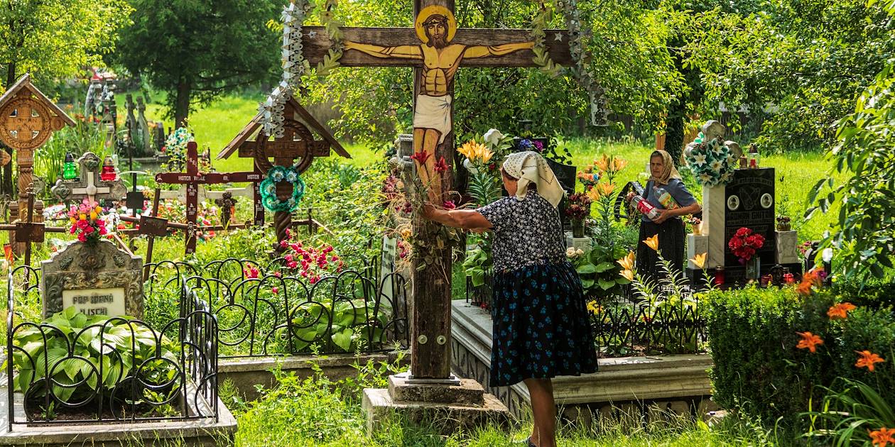 Femmes dans le cimetière proche de l'église en bois Paraskeva - Région du Maramures - Roumanie