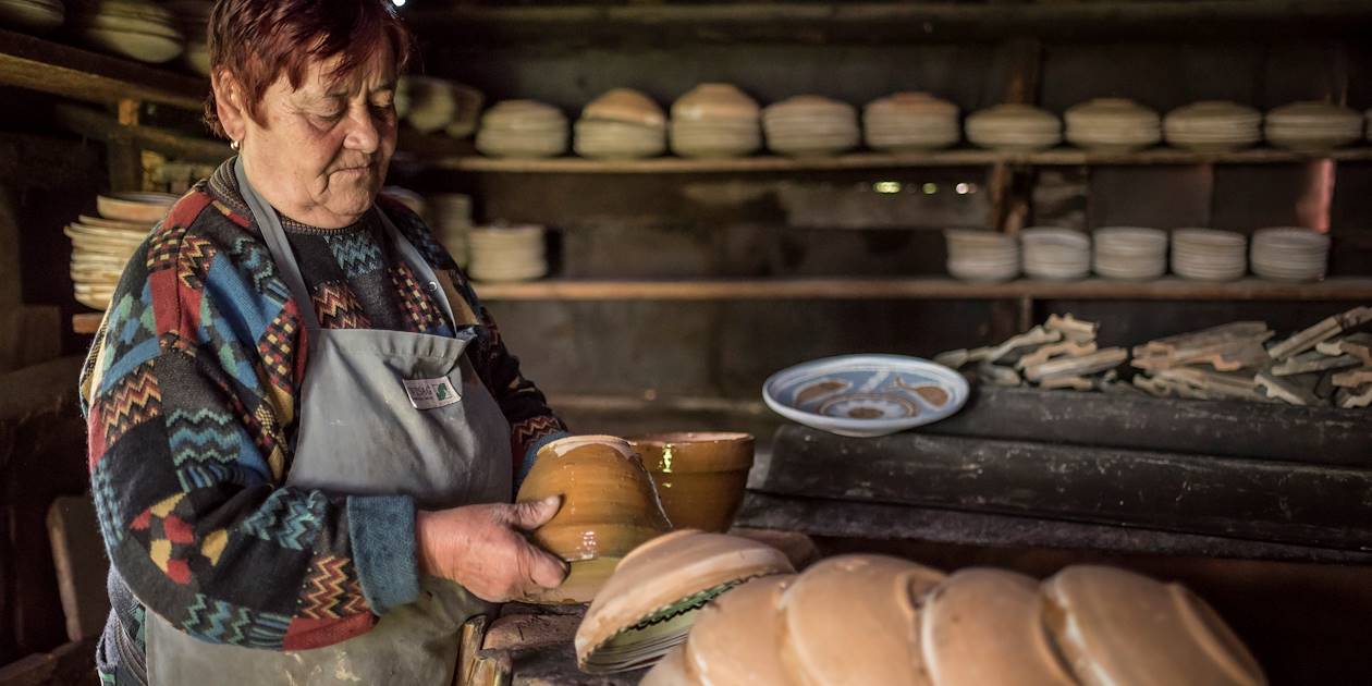 Femme travaillant la céramique et la poterie Horezu - Valachie - Roumanie