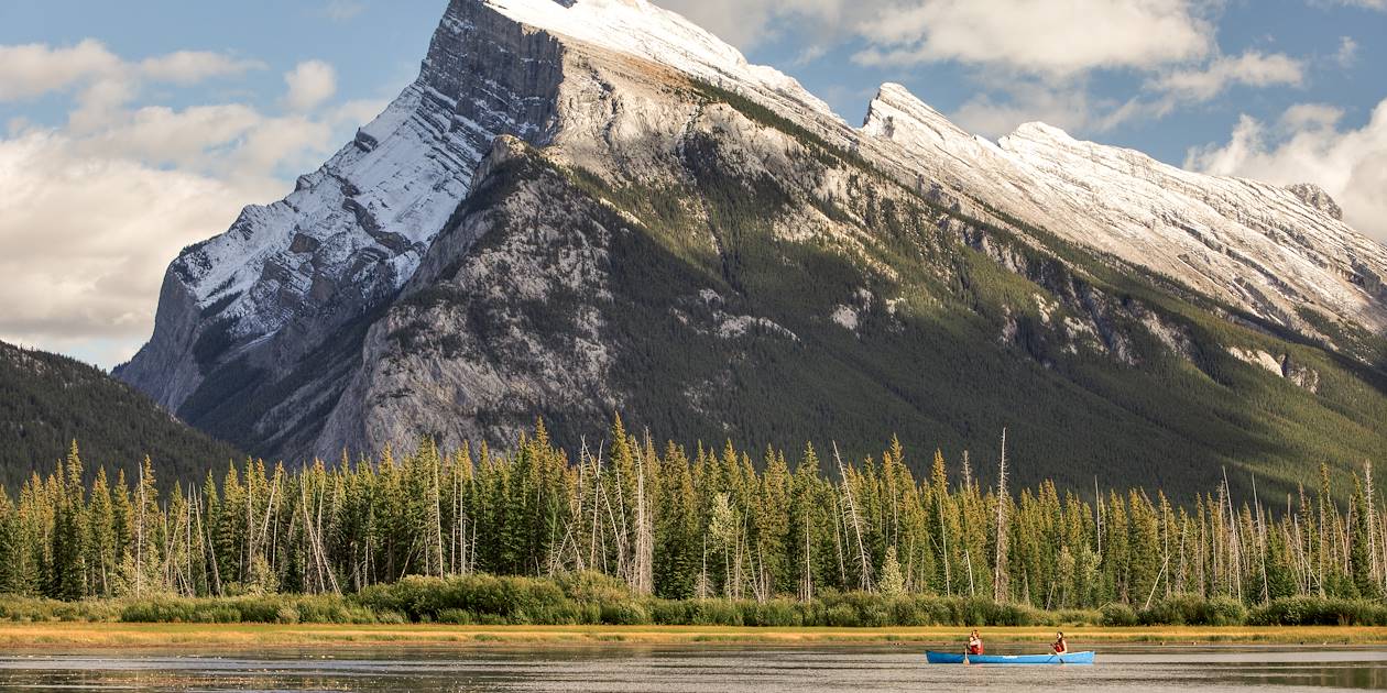 Canoë sur le lac Vermilion dans le parc national de Banff - Alberta - Canada