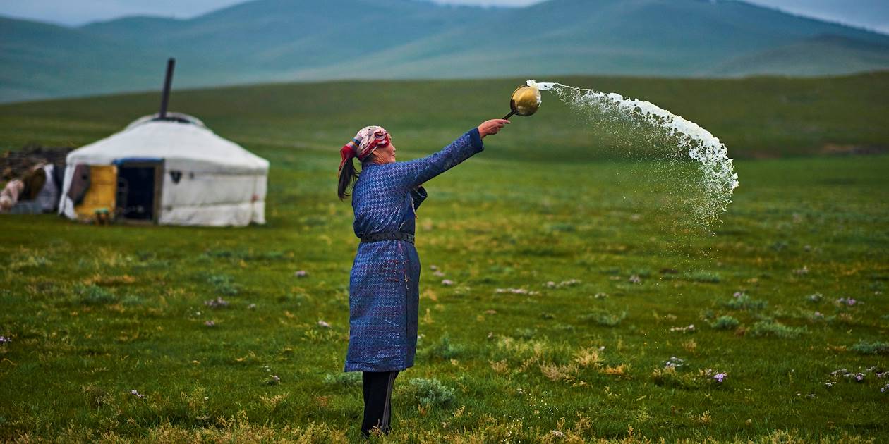 Femme nomade faisant une offrande aux esprits du Ciel - Mongolie