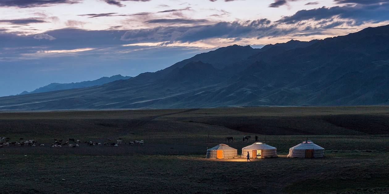 Campement d'éleveurs nomades au coucher du soleil - Mongolie