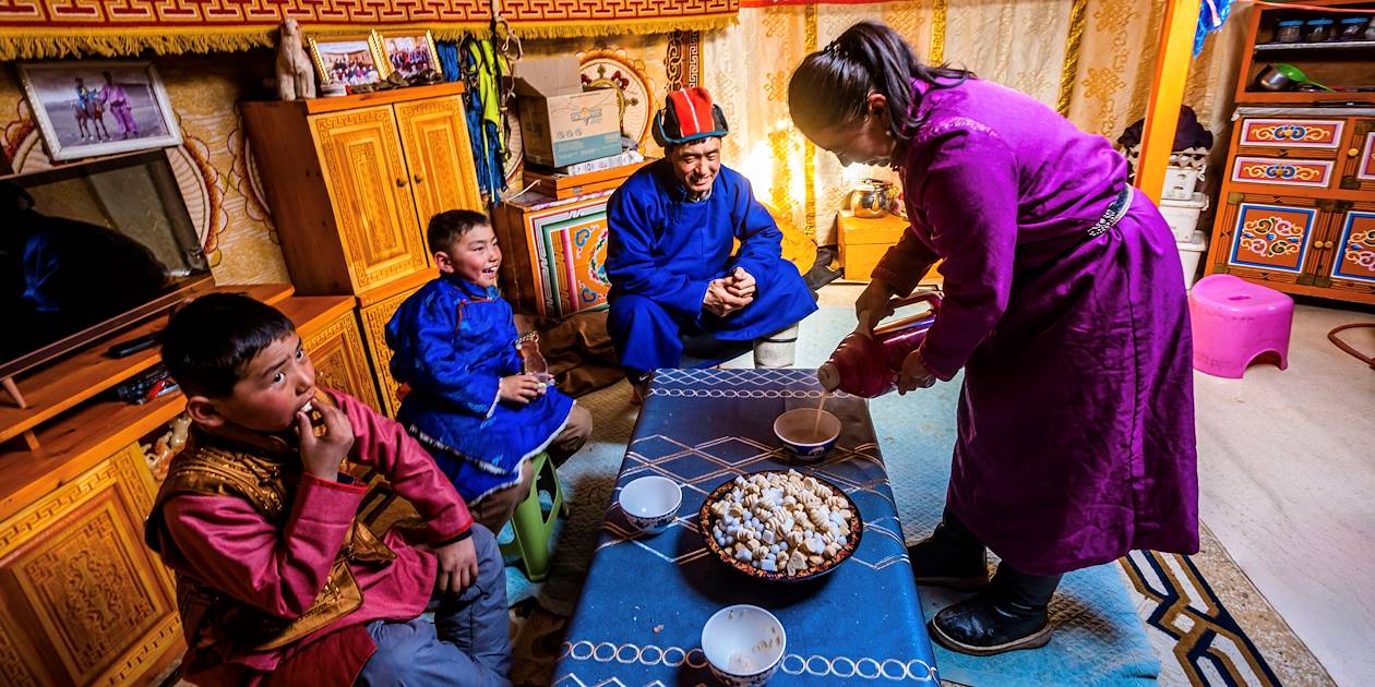 Scène de vie avec une famille nomade dans le désert de Gobi - Mongolie