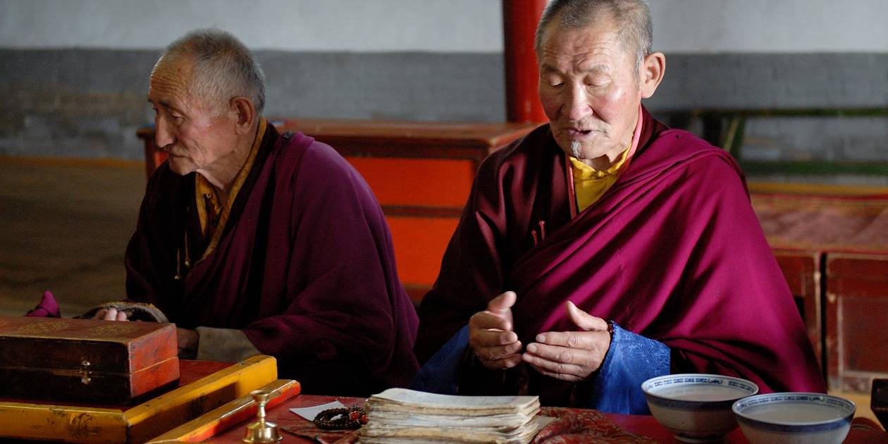 Moines bouddhistes priant au monastère Shankh - Ovorkhangai - Mongolie