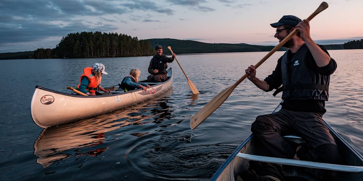 Balade en canot sur un lac - Québec - Canada