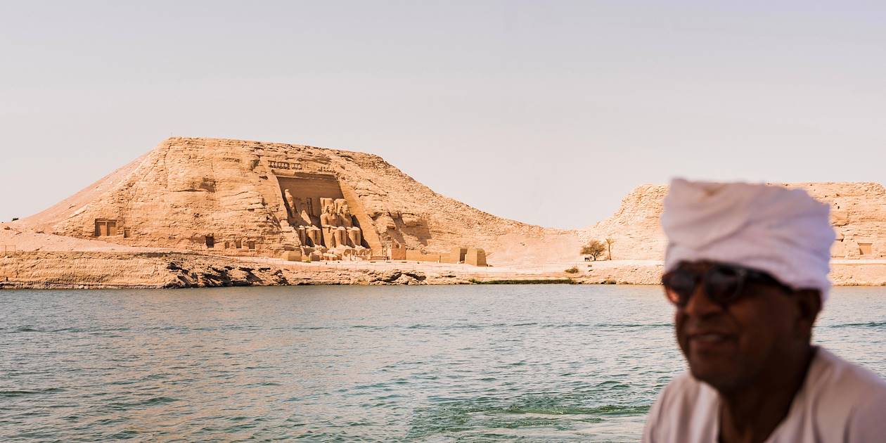 Le Grand Temple d'Abou Simbel depuis un bateau - Abou Simbel - Égypte