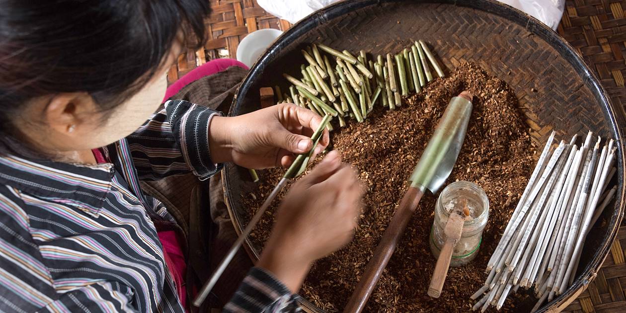 Confection artisanale de cigares sur un marché - Birmanie