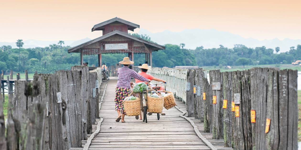Scène de vie sur le Pont U Bein - Amarapura - Birmanie