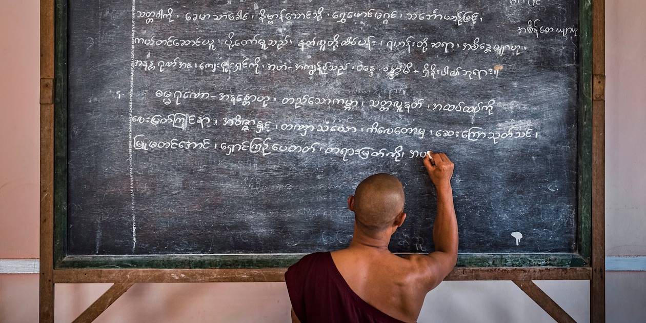 Leçon d'un moine à ses jeunes disciples dans un temple de Pindaya - Birmanie