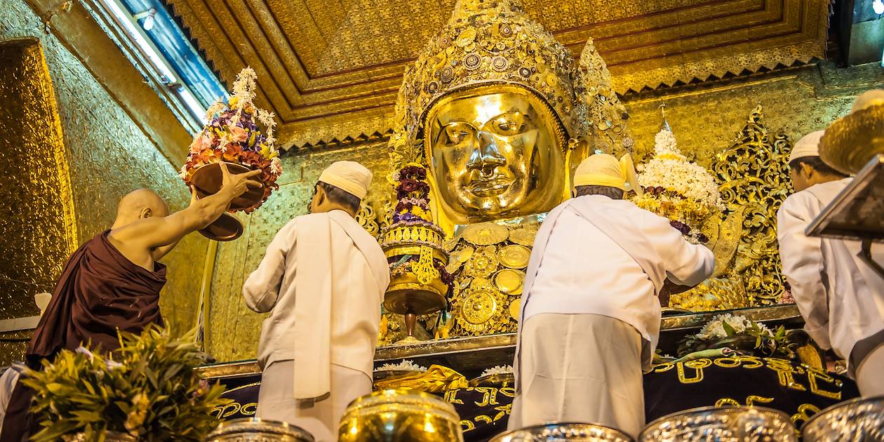 Cérémonie dans le Temple Myat Muni - Mandalay - Birmanie