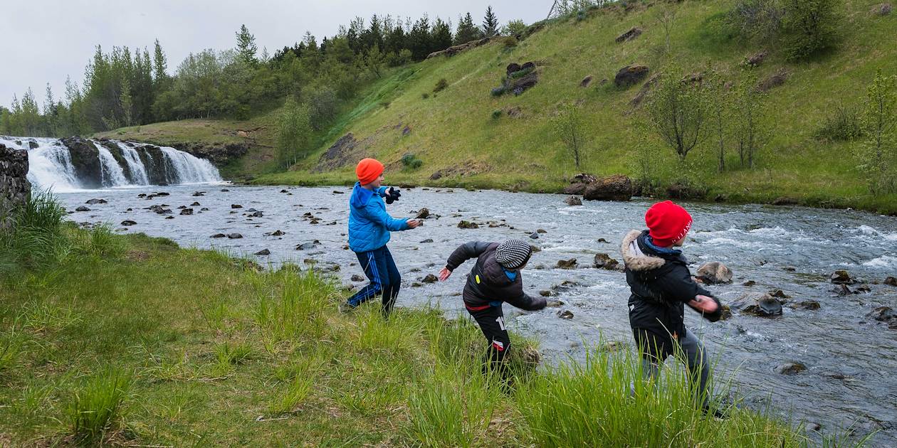 Enfants jouant près de la rivière Reykjadalsa - Vallée de Reykjadalur - Hveragerdi - Islande