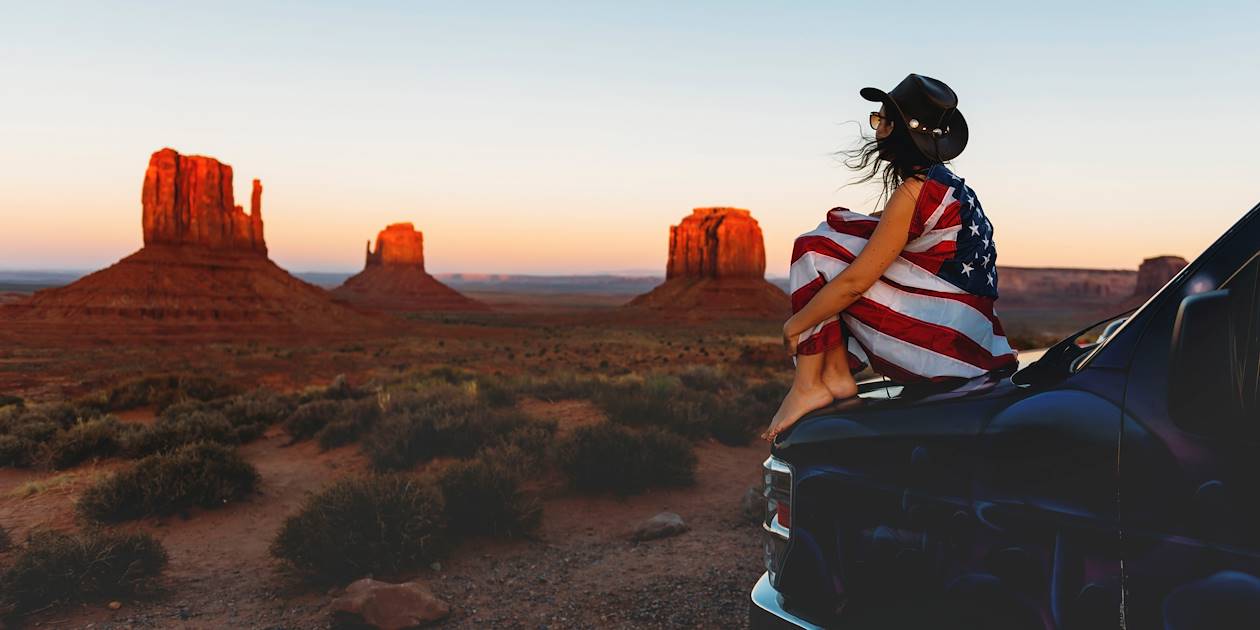 Femme admirant le coucher de soleil sur Monument Valley - Etas-Unis