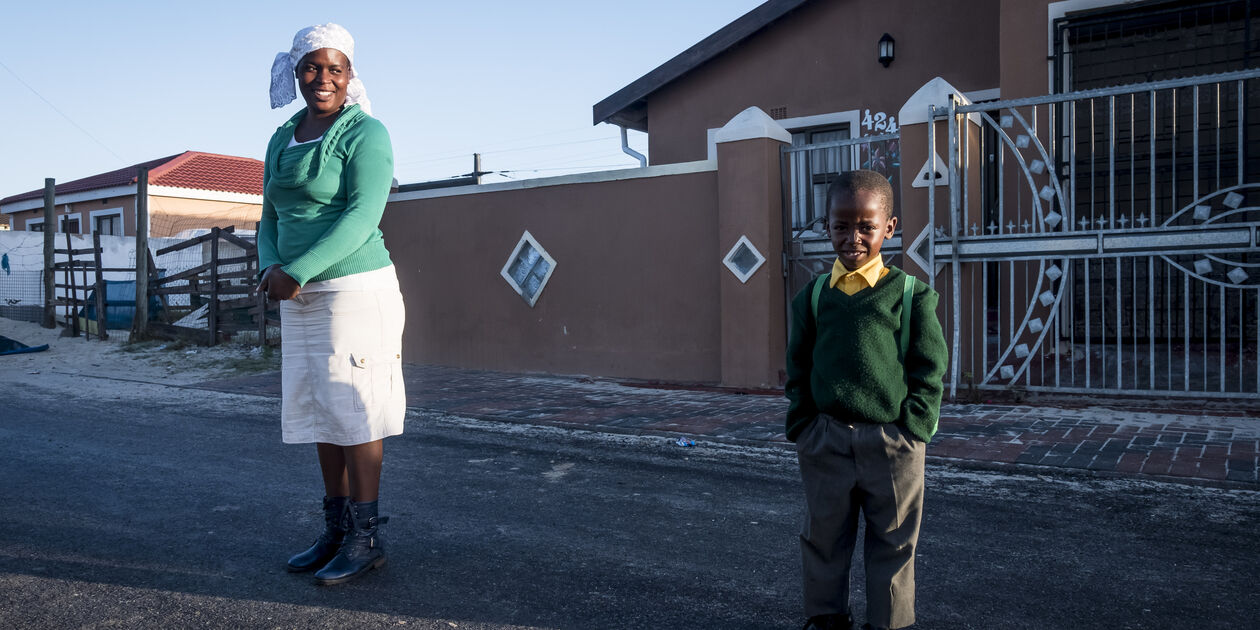 Ecolier dans les rues du quartier Khayelitsha - Le Cap - Afrique du Sud